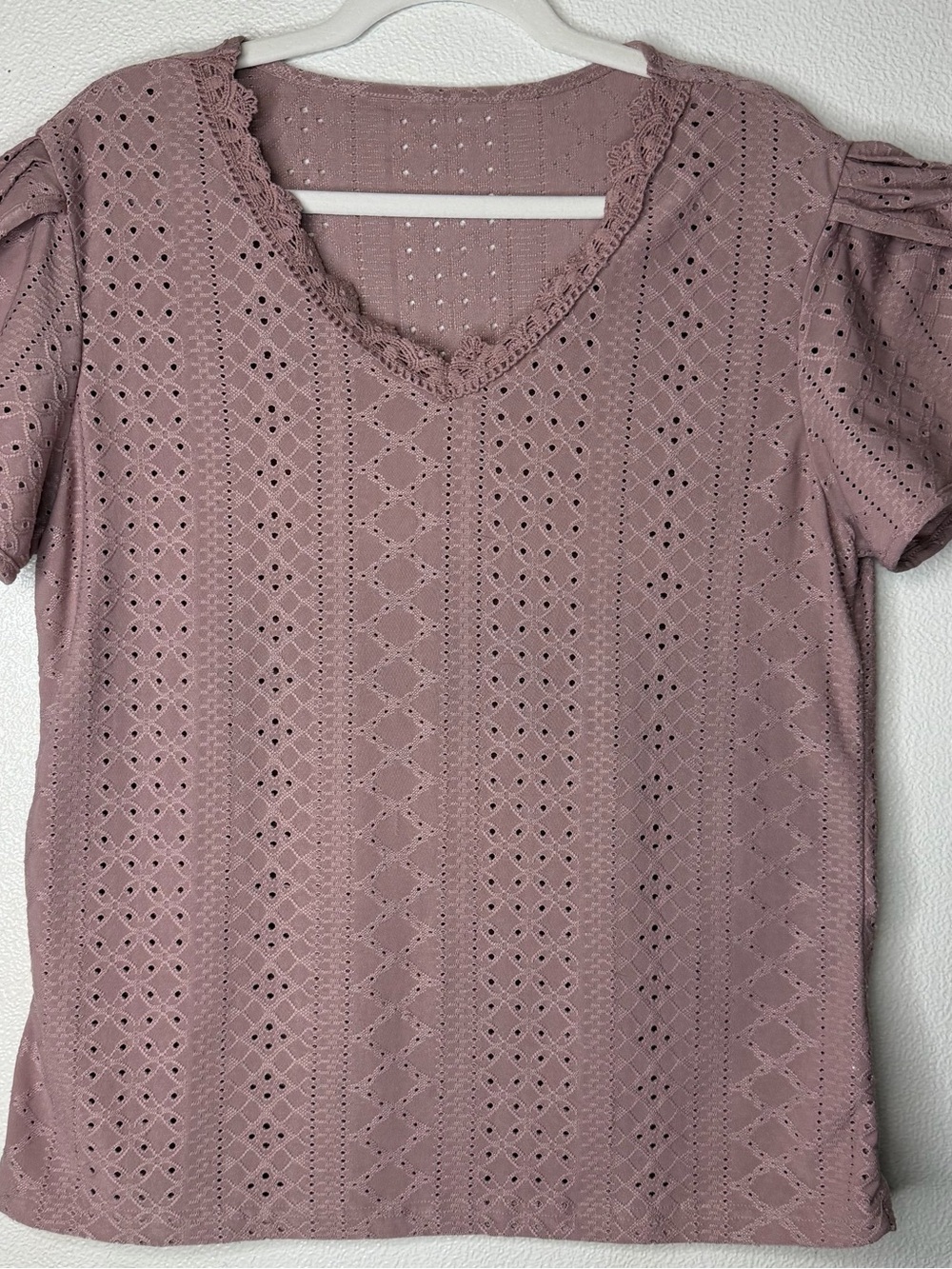 Women’s Lace Puff Eyelet Sleeve V-Neck Top - Dusty Mauve, Large